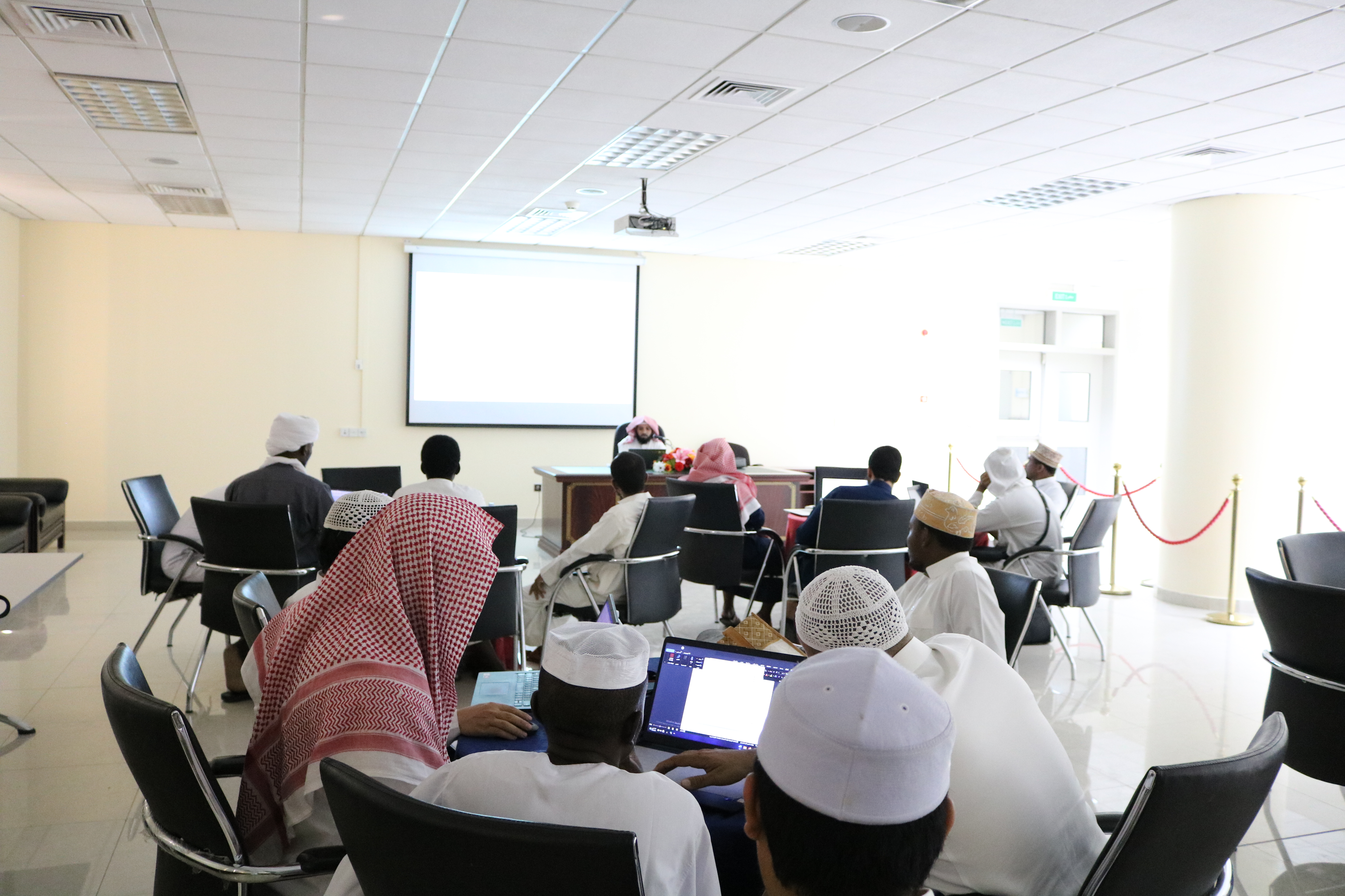 أقامت كلية القران الكريم ضمن برنامج رسالتي لقاءً بعنوان: المهارات الأساسية، في تنسيق الأبحاث العلمية، الجزء الثاني